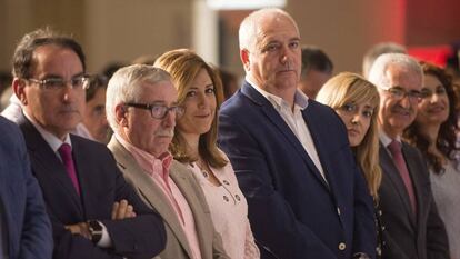 Susana D&iacute;az, junto a los representantes de la patronal y los sindicatos.