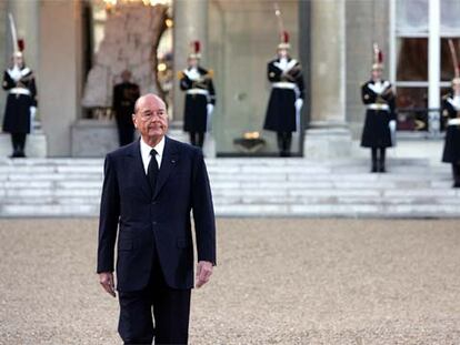 Chirac pasa revista a la guardia del Elíseo durante la ceremonia de ayer en memoria de las víctimas del maremoto.