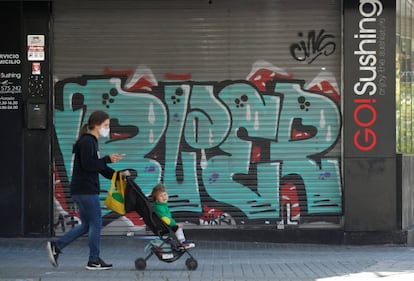 Una mujer pasa junto a un restaurante cerrado, en el centro de Barcelona.