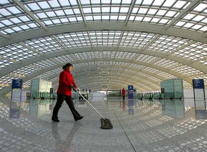 Miembros de los servicios de la limpieza chinos trabajan frenticamente en los ltimos das. La dimensin de la instalacin obliga a los operarios a emplearse a fondo. Las autoridades chinas se refieren al aeropuerto como "el sue?o de la nacin".