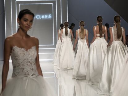 Desfile de la firma Rosa Clará para la inauguración de la Barcelona Bridal Fashion Week 2023.