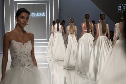 Desfile de la firma Rosa Clará para la inauguración de la Barcelona Bridal Fashion Week 2023.