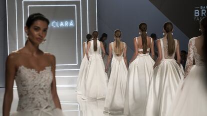 Desfile de la firma Rosa Clará para la inauguración de la Barcelona Bridal Fashion Week 2023.