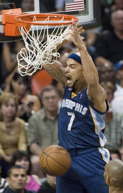 Bayless, de los Grizzlies, machaca.