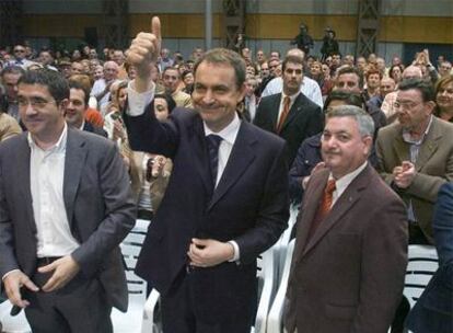El presidente del Gobierno saluda con el pulgar en alto a los militantes congregados en un mitin electora en Vitoria.