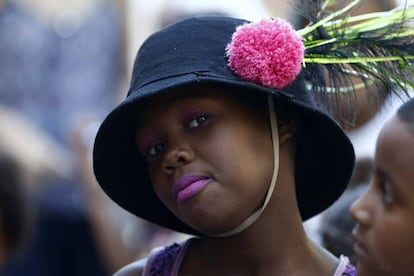 Uma menina do Complexo da Mar&eacute;, na Zona-Norte do Rio, no dia 20 de mar&ccedil;o.