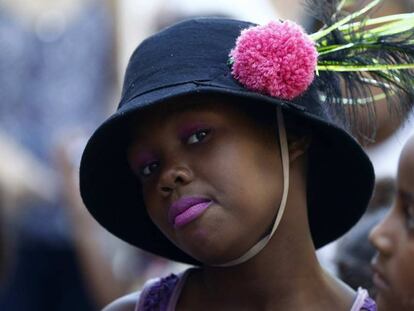 Uma menina do Complexo da Mar&eacute;, na Zona-Norte do Rio, no dia 20 de mar&ccedil;o.