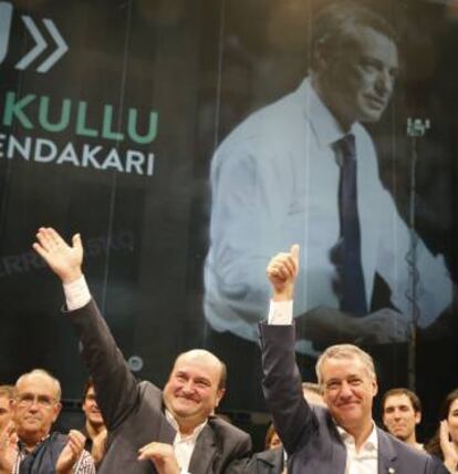 PNV President Andoni Ortuzar (l) and Basque premier Iñigo Urkullu greet supporters after their win.