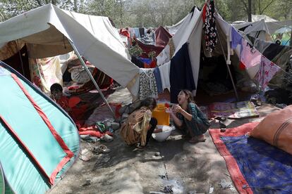 Desplazados por los combates en el norte de Afganistán, este viernes en un parque de Kabul.