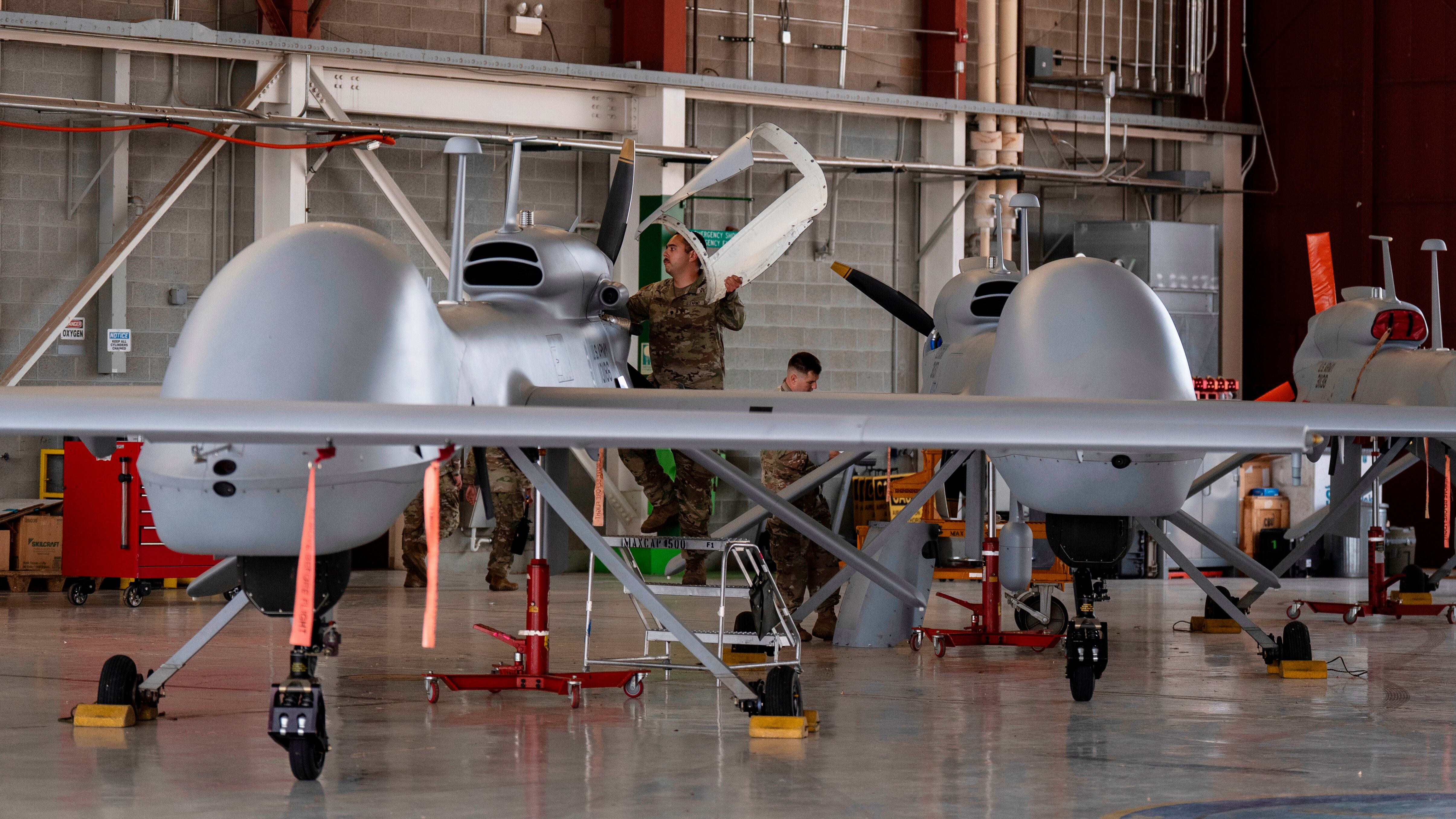 Dentro del contenedor de transporte sin ventanas desde donde se buscan migrantes con drones