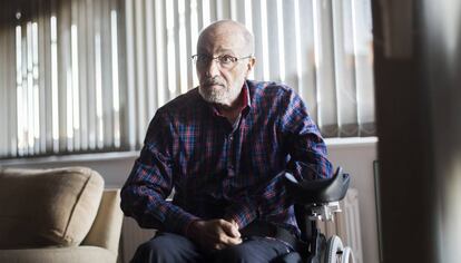 Carles Miralles va començar la seva trajectòria poètica sota la influència de Riba i Espriu.