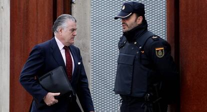 Luis Bárcenas, a la entrada de la sede de la Audiencia Nacional donde se le juzga.