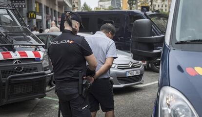 Uno de los detenidos ayer en la operación conjunta de Mossos y Policía.