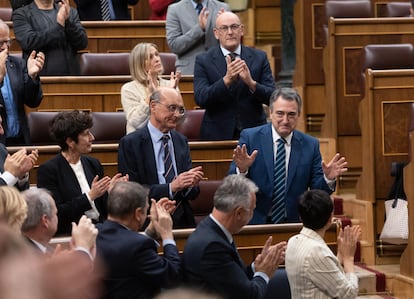 El portavoz de PNV en el Congreso, Aitor Esteban, recibe el aplauso de los parlamentarios en su última sesión en la Cámara baja. 
