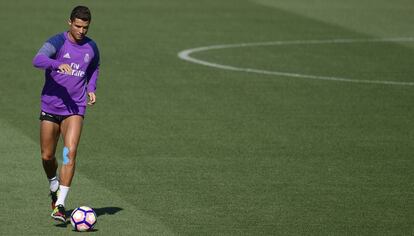 Cristiano Ronaldo entrena con el Real Madrid y prepara su vuelta.