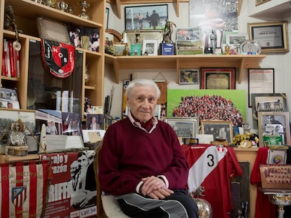 Jorge Griffa posa en el rincón de su casa de Buenos Aires donde atesora sus recuerdos, el 24 de agosto de 2022.