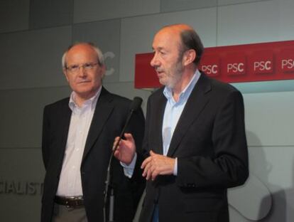 El vicepresidente del Gobierno y próximo candidato socialista a la presidencia se ha reunido hoy en Barcelona con los militantes del PSC para recabar apoyos para su candidatura.