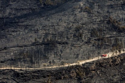Un camión de bomberos avanzaba el lunes en el bosque calcinado cerca de El Pont de Vilomara, al norte de Barcelona.