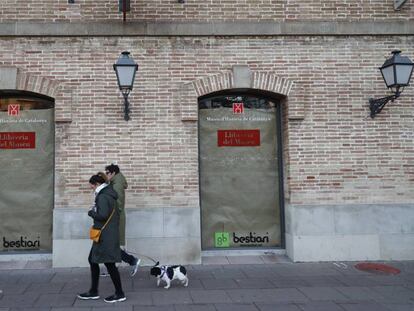 Aspecto de la librer&iacute;a del Museu dHist&ograve;ria de Catalunya, que gestionaba Bestiari, ya cerrada al p&uacute;blico.