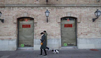 Aspecto de la librer&iacute;a del Museu dHist&ograve;ria de Catalunya, que gestionaba Bestiari, ya cerrada al p&uacute;blico.