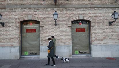 Aspecto de la librer&iacute;a del Museu dHist&ograve;ria de Catalunya, que gestionaba Bestiari, ya cerrada al p&uacute;blico.