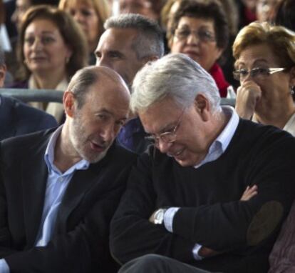 Alfredo Pérez Rubalcaba y Felipe González en Sevilla.