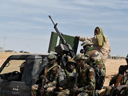 Militares de Níger patrullan a las afueras del aeropuerto de Diffa, en el sureste del país, el pasado 23 de diciembre.