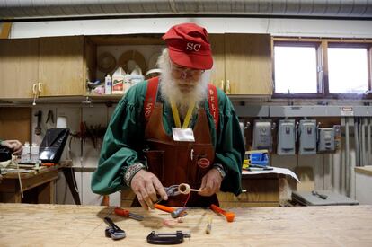 El Santa Randy Schneider de Muskegon, Michigan, aprende a construir juguetes de madera en la tienda Gerace de Midland, Michigan (EE.UU), el 29 de octubre de 2016. Randy se considera un Santa profesional desde 1999, cuando entró en una tienda para comprarse una barba y unas botas. "Es la Harvard de todas las escuelas de Santa" dice Schneider, con 66 años, y luciendo su propia barba.