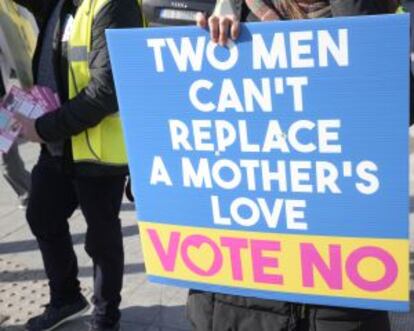 Un cartel por el no: "Dos hombres no pueden remplazar el amor de una madre".