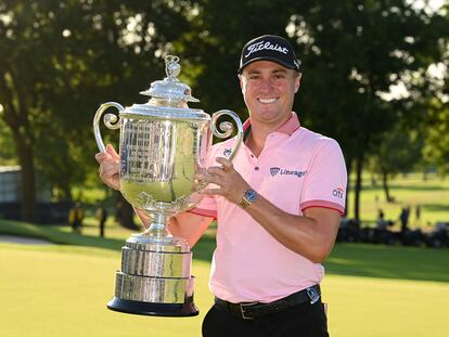 Justin Thomas, con el trofeo.