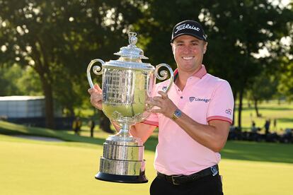 Justin Thomas, con el trofeo.