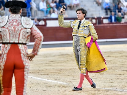 Alejandro Peñaranda, con la oreja que cortó al primer novillo de la noche.