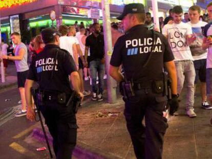 Policías municipales patrullan en la zona de Punta Ballena, en Magaluf.