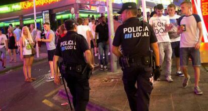 Policías municipales patrullan en la zona de Punta Ballena, en Magaluf.