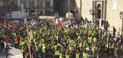 Manifestación de trabajadores de Spanair ante el Palau de la Generalitat.