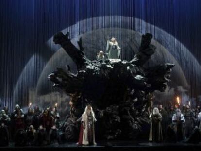 La propuesta escénica de la ópera de Bellini, que volvía al Teatro Real 102 años después, fue rancia, banal y pueril