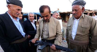 Un kurdo iraqu&iacute; inspecciona un arma en Erbil, capital del Kurdist&aacute;n. 