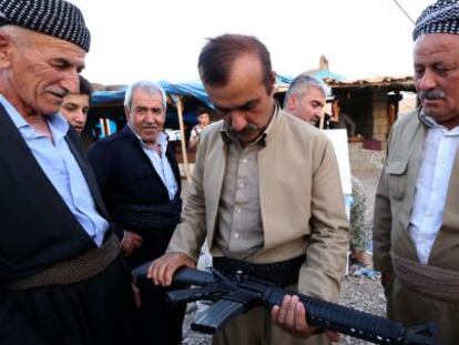 Un kurdo iraqu&iacute; inspecciona un arma en Erbil, capital del Kurdist&aacute;n. 
