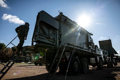 La estación de control de una batería Patriot en la base de Marines (Valencia) donde 40 soldados ucranianos se entrenan en el mantenimiento de esta defensa antiaérea en el marco de la misión de ayuda a Kiev EUMAM.