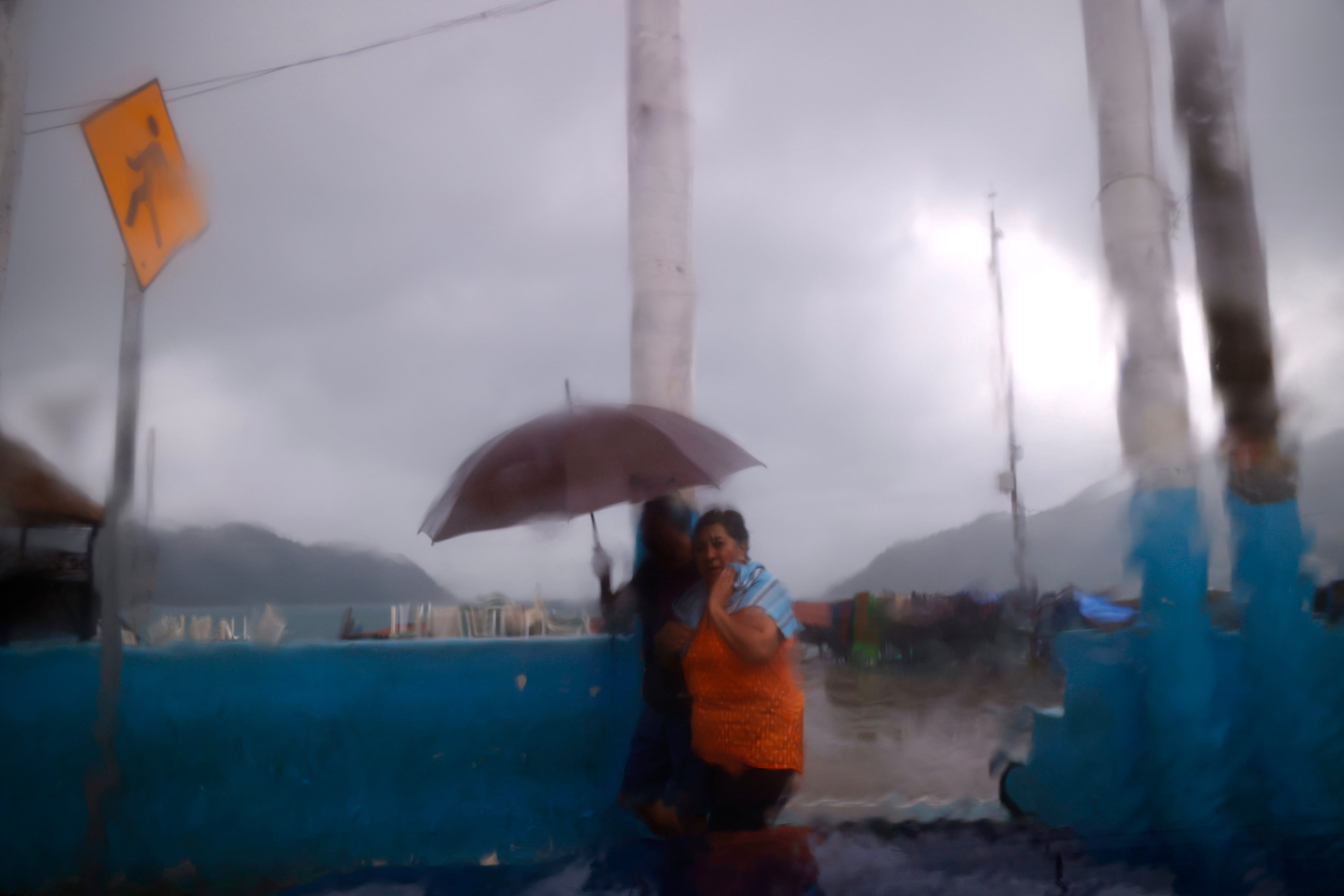 Las calles lucen desiertas y los comercios cerrados en la Costera Miguel Alemán.