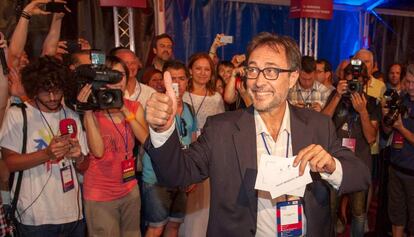 El candidato a la presidencia del Barça en 2015, Benedito, deposita su voto.