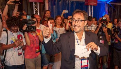 El candidato a la presidencia del Bar&ccedil;a en 2015, Benedito, deposita su voto. 