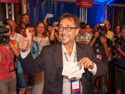 El candidato a la presidencia del Bar&ccedil;a en 2015, Benedito, deposita su voto. 