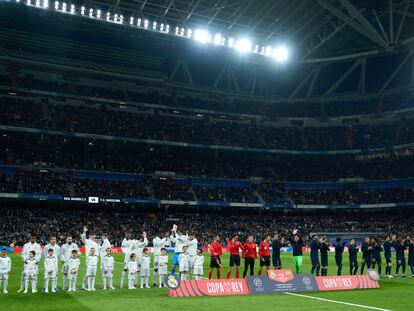 Los jugadores del Real Madrid y del Barcelona, antes del inicio de la ida de las semifinales de Copa del Rey, en el Santiago Bernabéu.