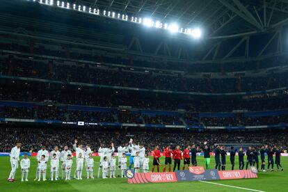 Los jugadores del Real Madrid y del Barcelona, antes del inicio de la ida de las semifinales de Copa del Rey, en el Santiago Bernabéu.