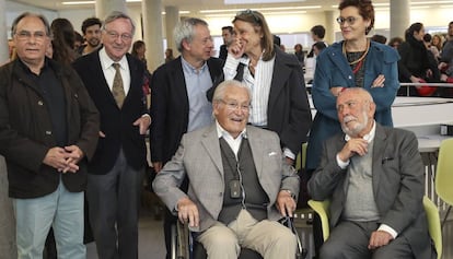 Oriol Bohigas, en el centro abajo, con Eduardo Mangada. De pie, Mar&iacute;a Bohigas, Beth Gal&iacute;, Joan Ravetllat, Rafael Moneo y Jordi Coca.