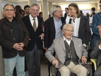 Oriol Bohigas, en el centro abajo, con Eduardo Mangada. De pie, Mar&iacute;a Bohigas, Beth Gal&iacute;, Joan Ravetllat, Rafael Moneo y Jordi Coca.