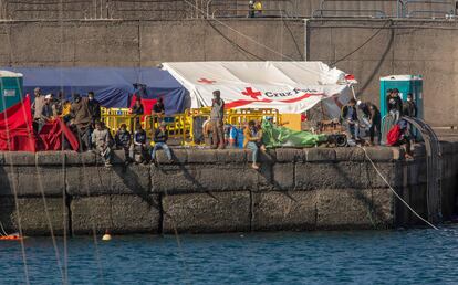 Un grupo de migrantes recién rescatados permanecen este viernes en el puerto de Arguineguín, en Gran Canaria.