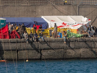 Un grupo de migrantes recién rescatados permanecen este viernes en el puerto de Arguineguín, en Gran Canaria.