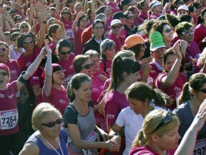 Participantes en la carrera contra el c&aacute;ncer de mama en Valencia.